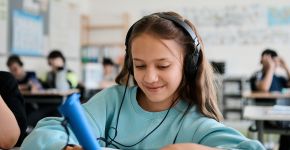 Eine Schülerin benutzt einen besonderen Lernstift, um sich Wörter vorlesen zu lassen.